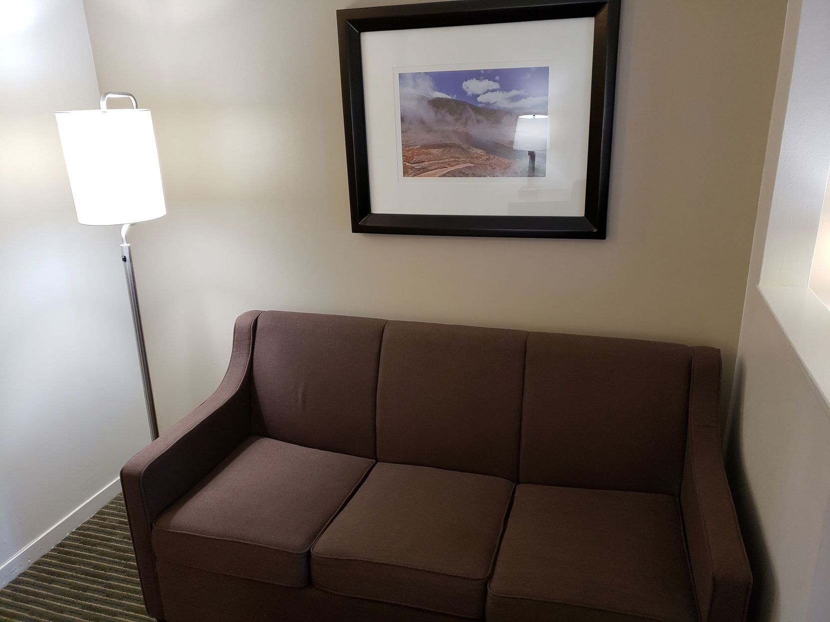 Zona de estar | Televisión de 32 pulgadas con canales por cable