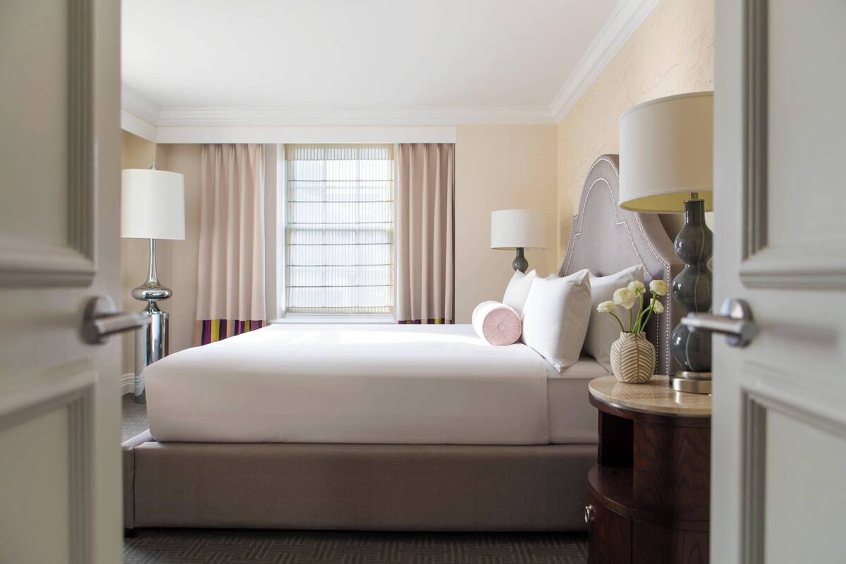 أغطية فراش متميزة وأسرّة بطبقة علوية مريحة وخزنة داخل الغرفة ومكتب