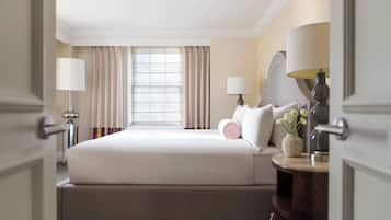 Premium-sengetøj, senge med topmadrasser, pengeskab på værelset