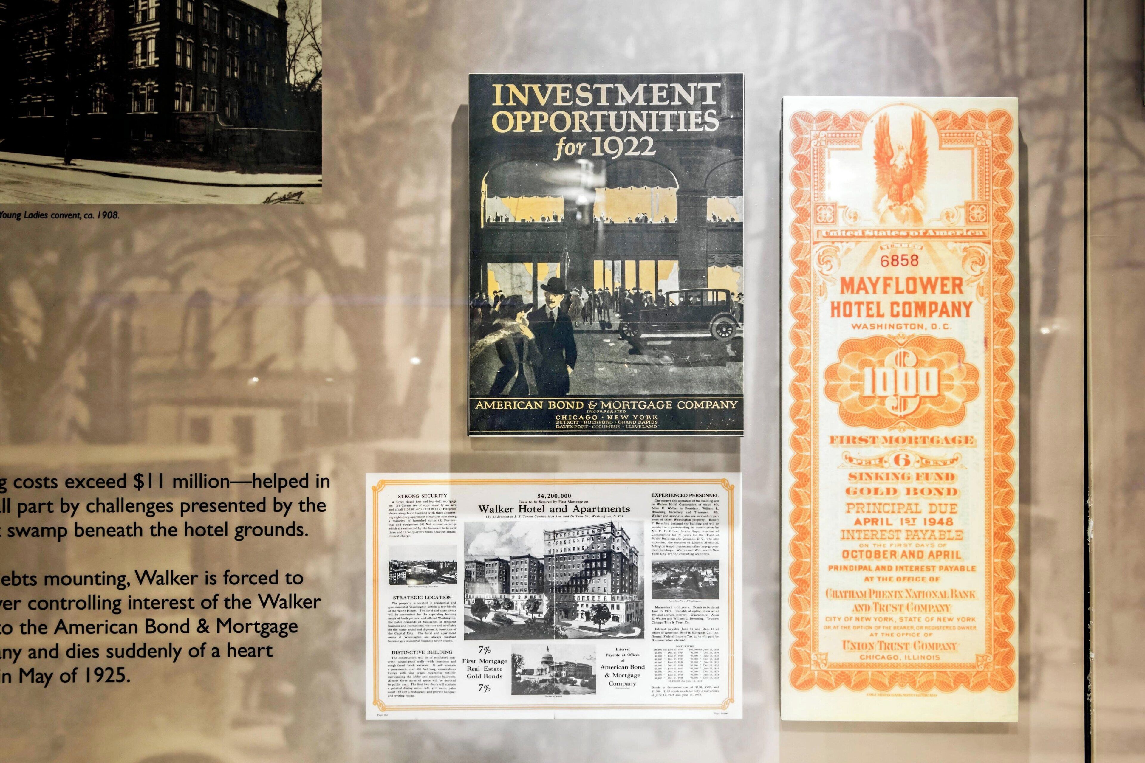 Ett historiskt dokument med titeln ”Investeringsmöjligheter 1922”, som innehåller ett fotografi av ett hotell och ett skuldebrev från Mayflower Hotel Company.