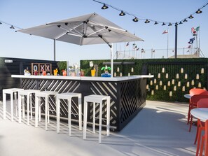 Bar junto a la piscina