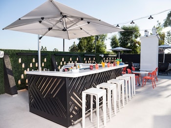 Poolside bar at  Le Parc at Melrose