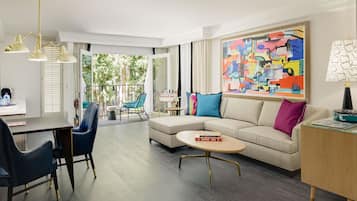 Smart TV, fireplace, streaming services