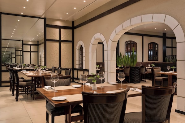 5 restaurantes; se sirven desayunos, comidas, cenas y brunch