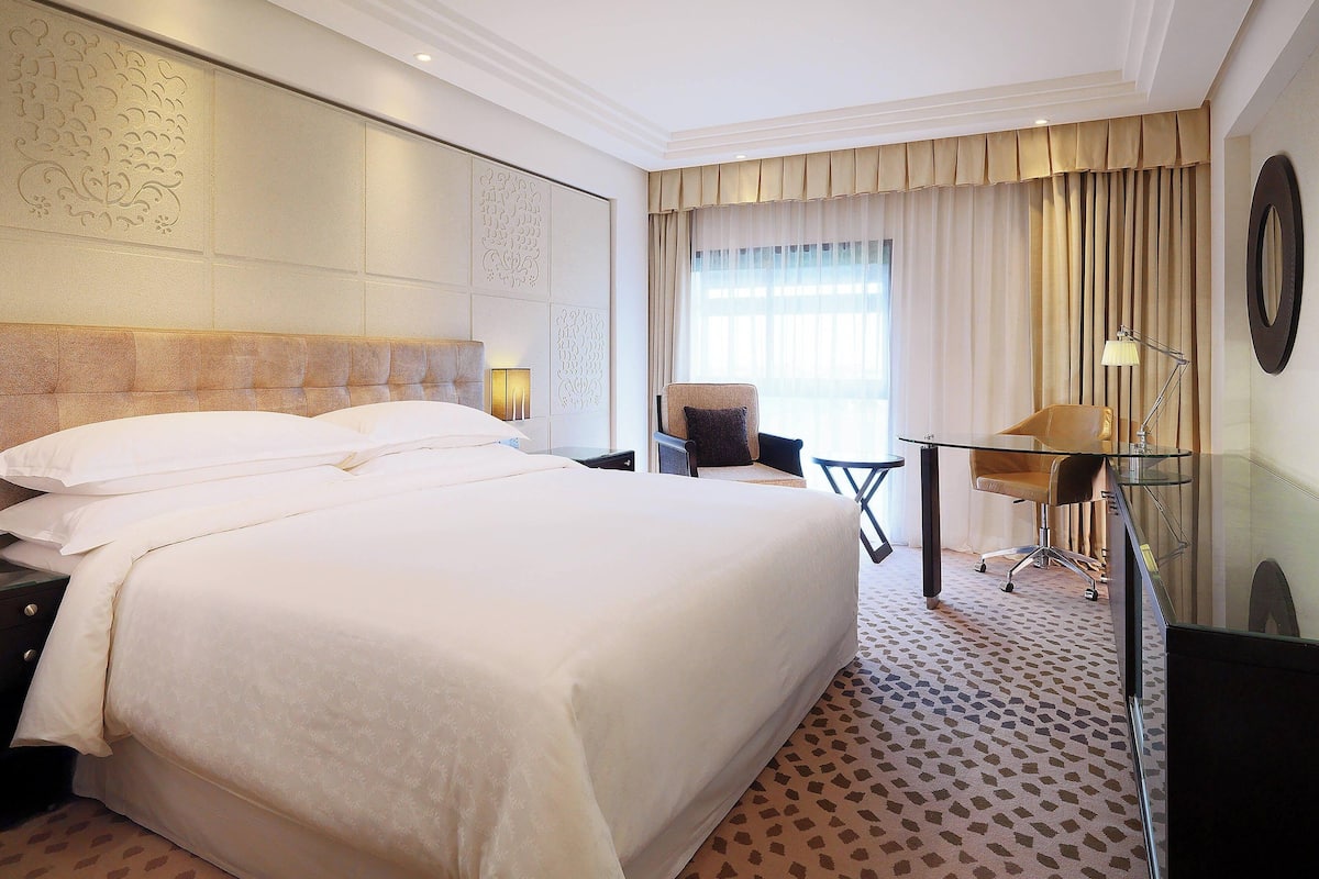 1 bedroom, premium bedding, down comforters, in-room safe