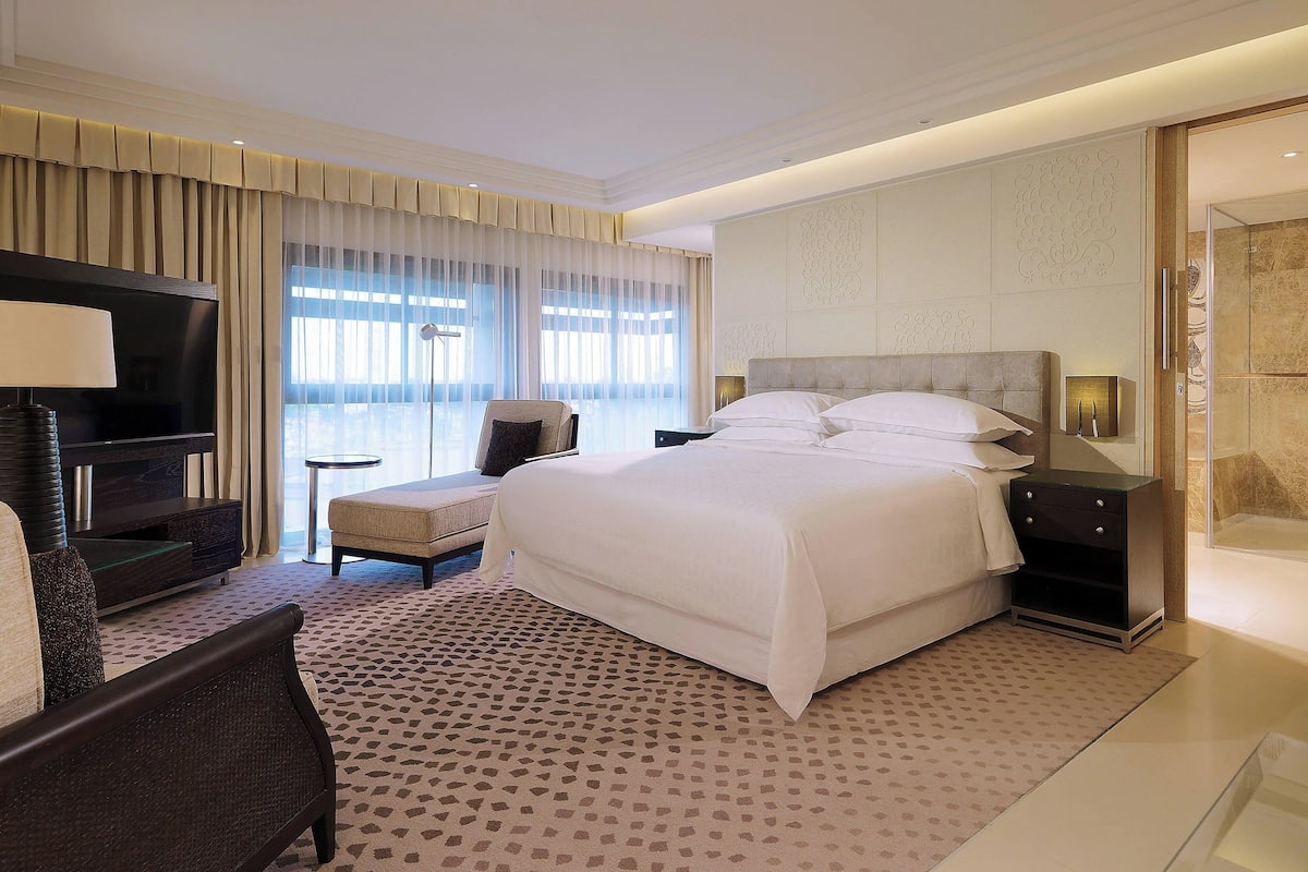 Club Suite, 1 Bedroom | 1 bedroom, premium bedding, down comforters, in-room safe