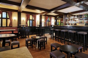 5 restaurants, breakfast, lunch, dinner served; international cuisine 
