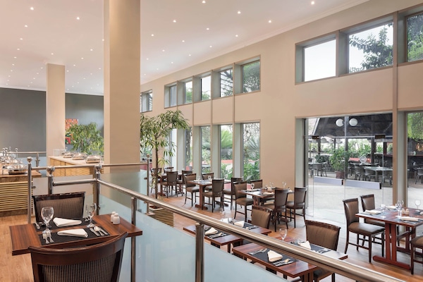 5 nhà hàng, phục vụ bữa sáng, bữa trưa, món ăn mang phong cách quốc tế