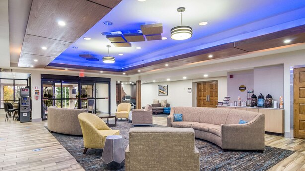 A lobby with a reception desk, seating area, and an ATM. - Comfort Inn & Suites Pittsburgh Fox Chapel (Pittsburgh)