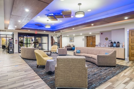 Lobby. Comfort Inn & Suites Pittsburgh Fox Chapel