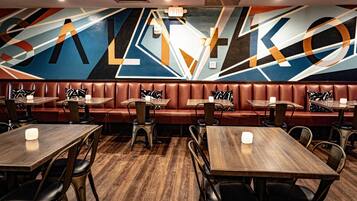 Makan tengah hari dan makan malam dihidangkan, masakan Amerika