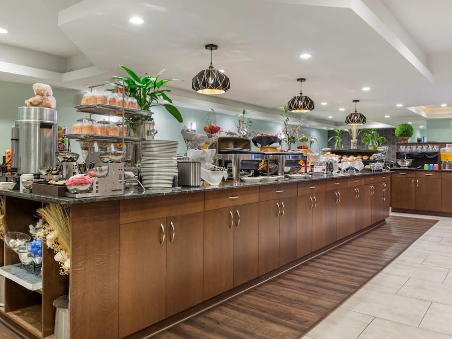 Daily cooked-to-order breakfast (USD 10 per person)