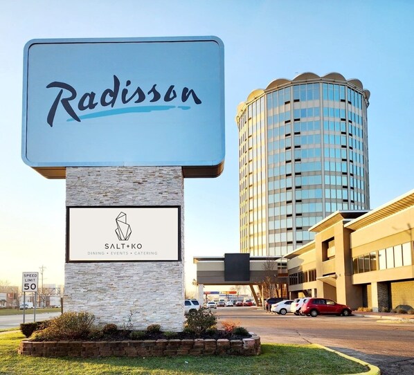 Señal de hotel Radisson con logotipo de Salt+Ko para gastronomía, eventos y servicio de catering.