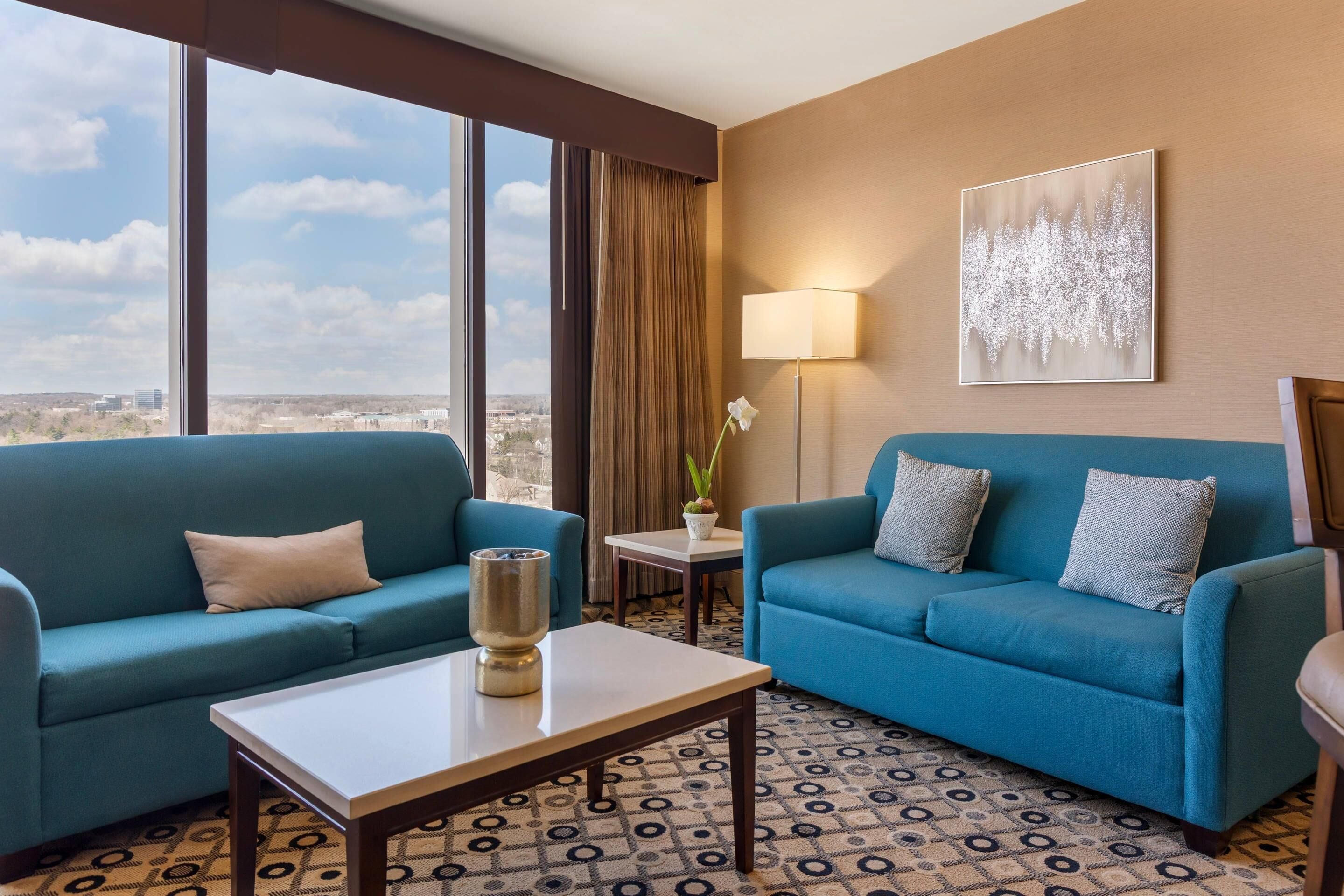 高档床上用品、加厚床垫、客房内保险箱、办公桌