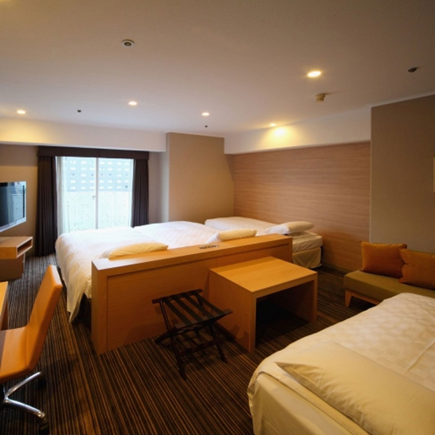 Down duvets, in-room safe, blackout curtains, free WiFi