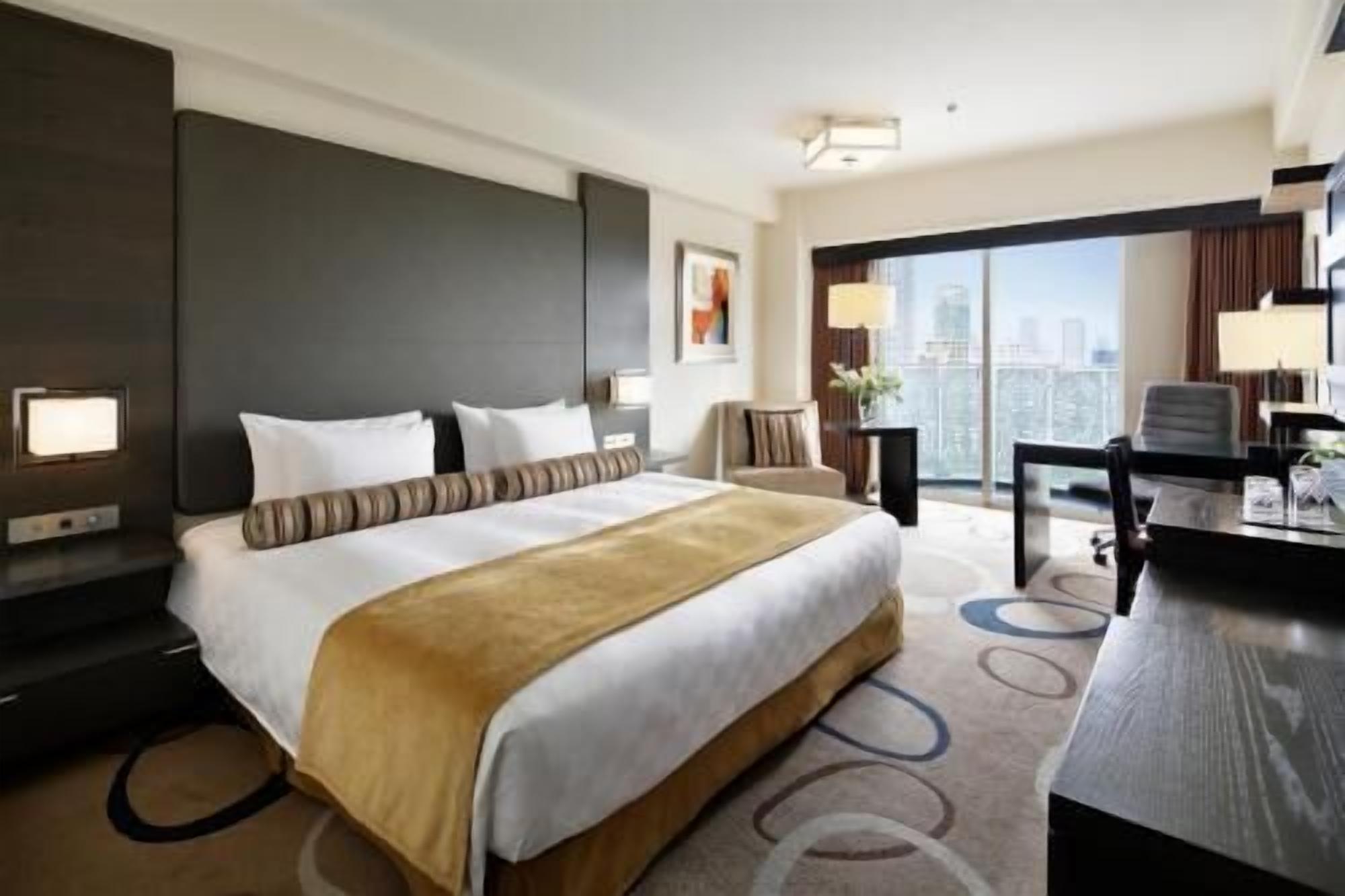 Down duvets, in-room safe, blackout curtains, free WiFi