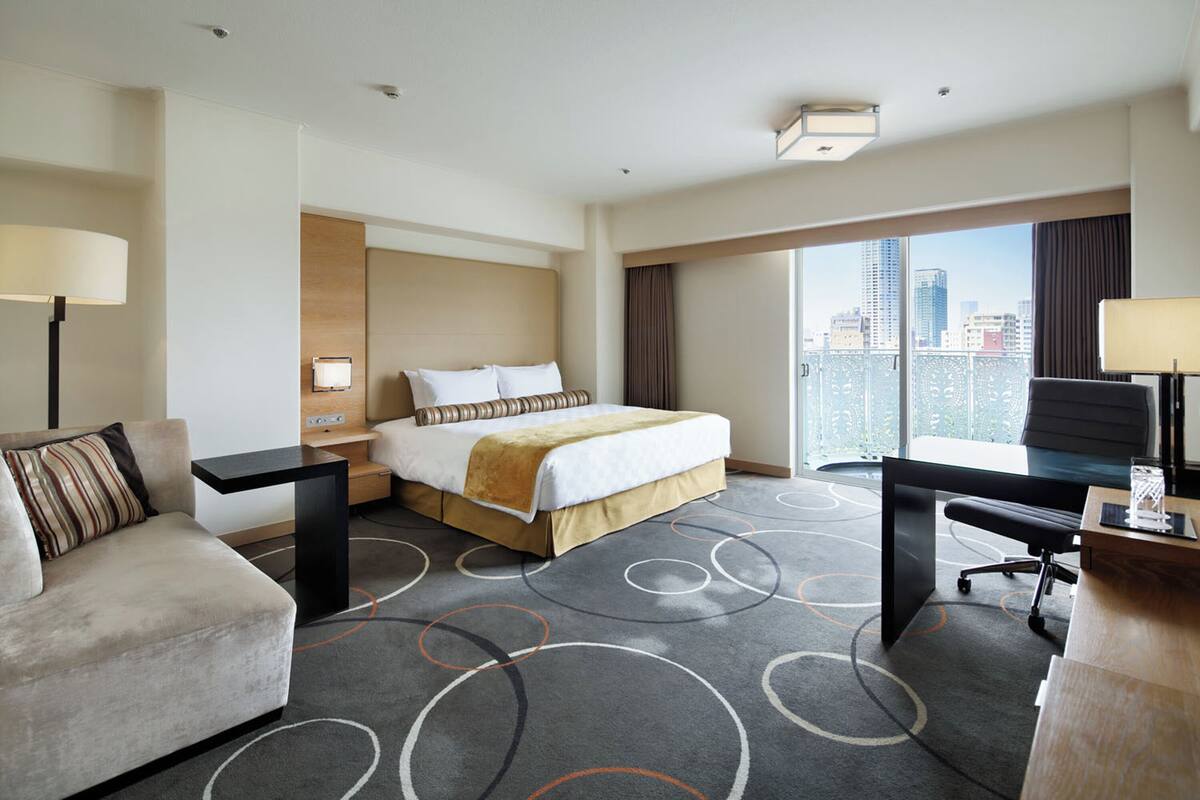 Down duvets, in-room safe, blackout curtains, free WiFi