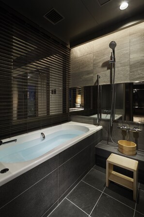 Suite ejecutiva, 1 cama King size, para no fumadores, con acceso al salón lounge del club | Baño | Tina con regadera, amenidades de baño gratuitas, secadora de cabello 
