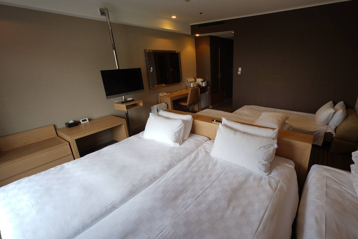 Standard Corner Twin Room, Non Smoking | Down duvets, in-room safe, blackout curtains, free WiFi