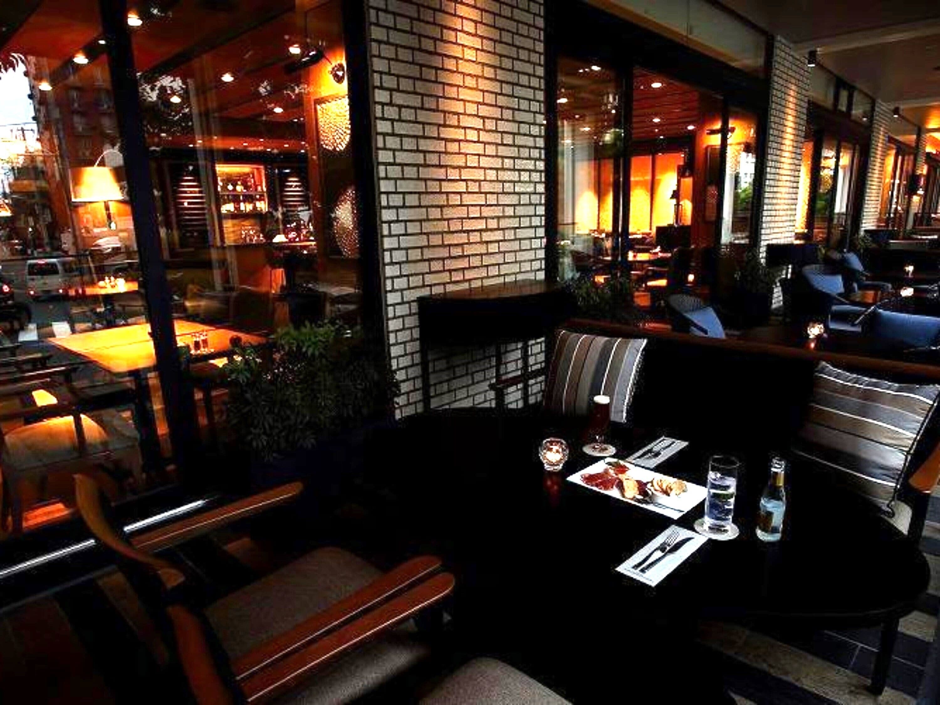 2 restaurants servant le petit déjeuner, le déjeuner et le dîner