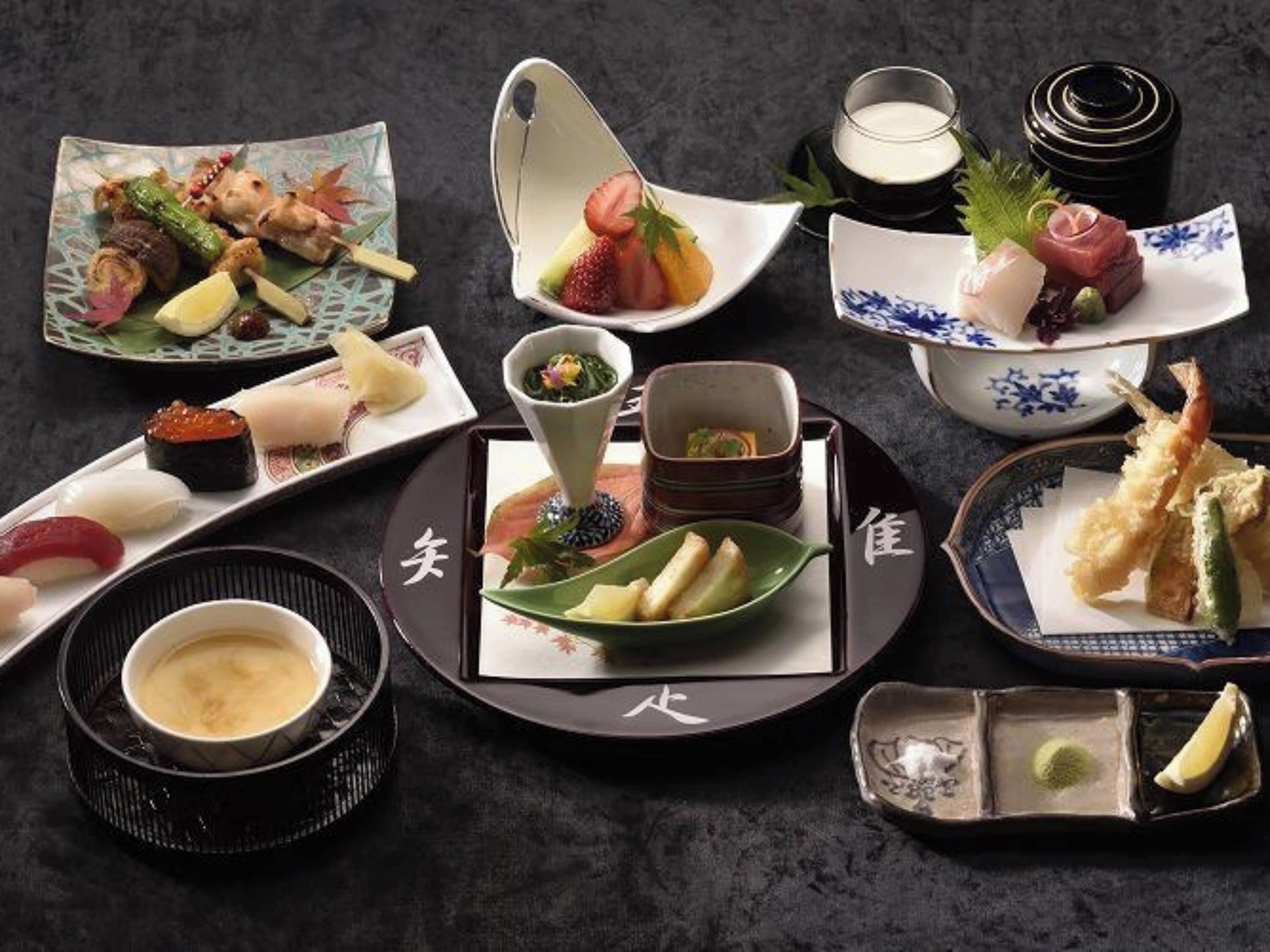 2 restaurants; breakfast, lunch, and dinner served