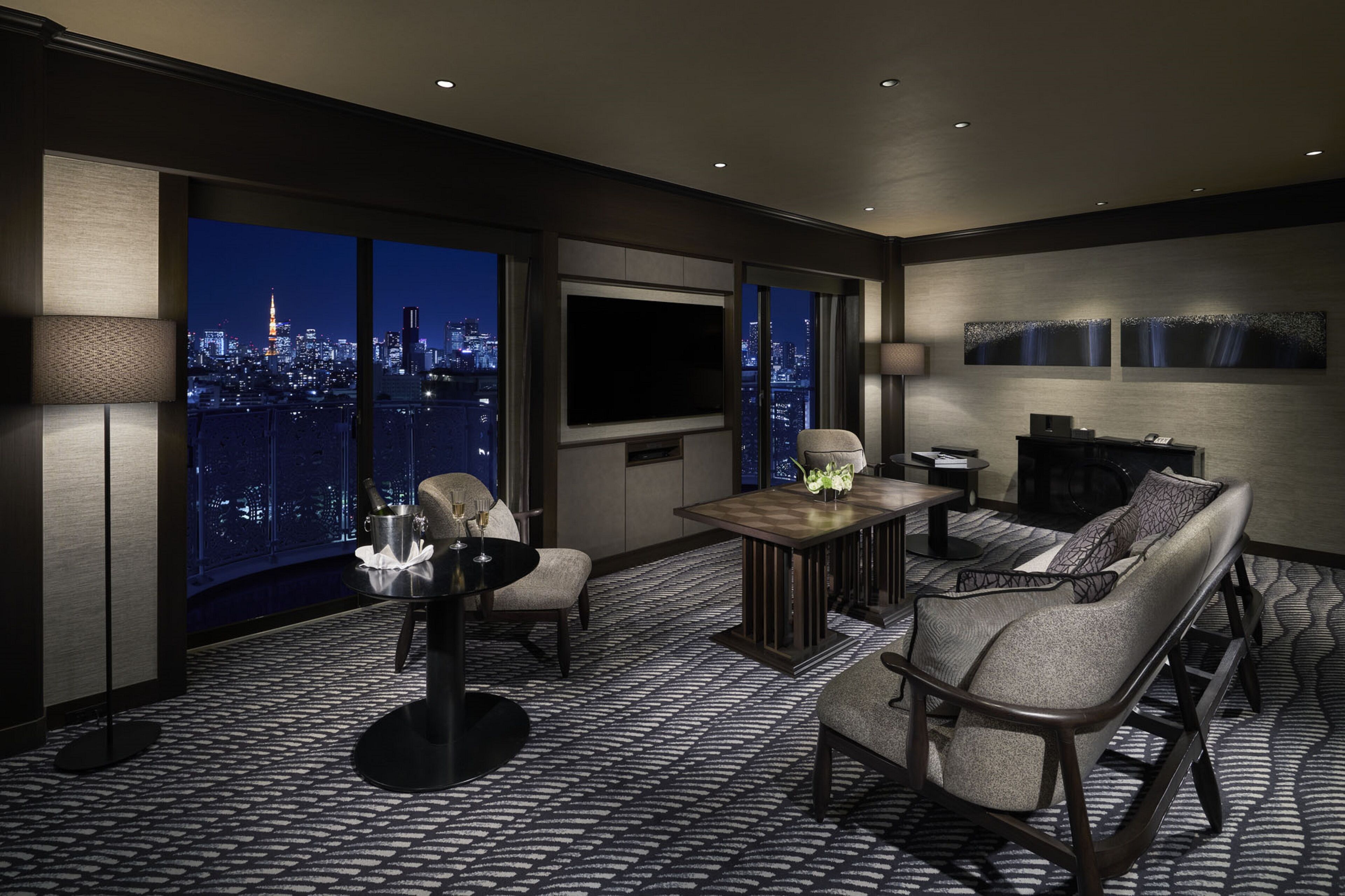 	Executive Club Suite King Room with Lounge Access, Non-Smoking | Living area | 32-inch TV with digital channels