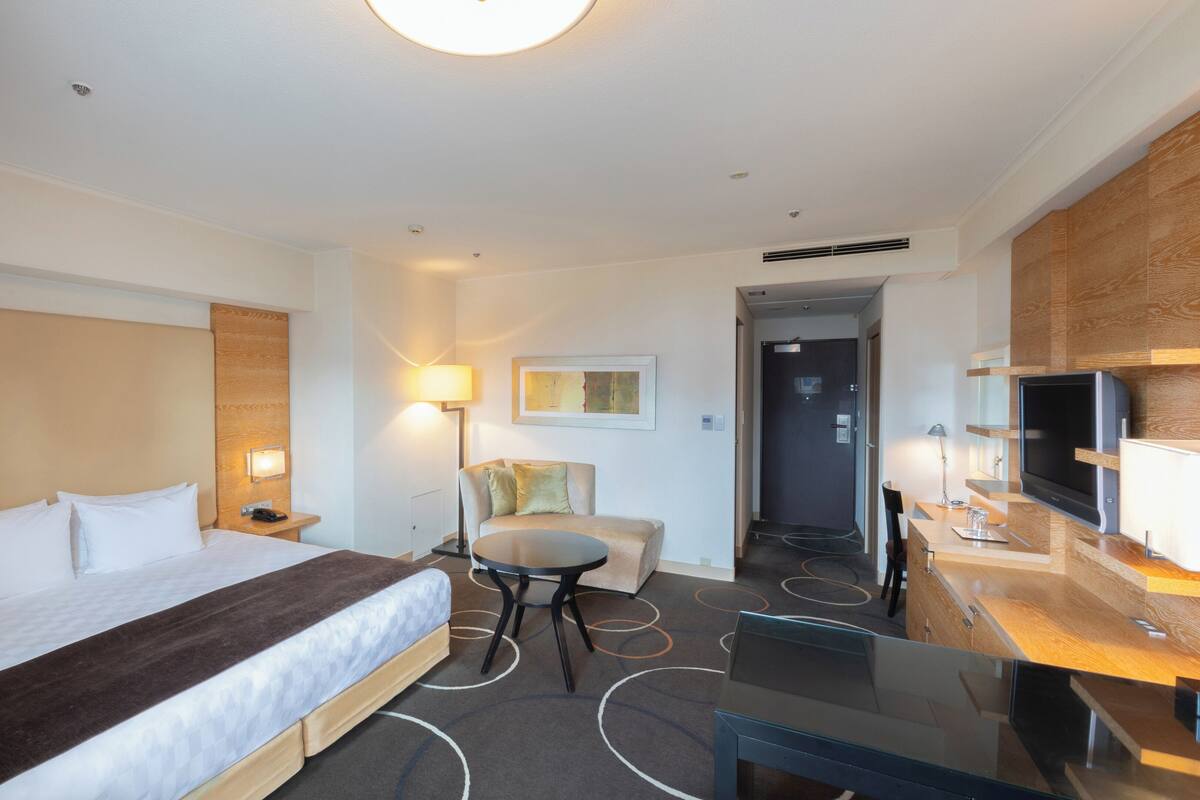 Down duvets, in-room safe, blackout curtains, free WiFi