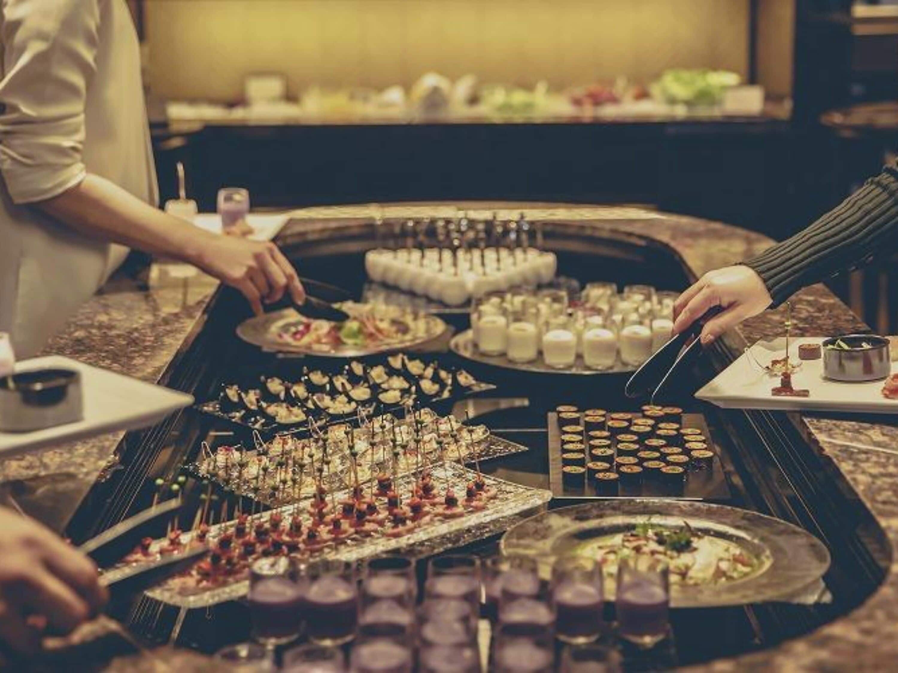 Una mesa de buffet con diferentes platillos y bebidas.