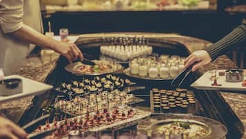 Una mesa de buffet con diferentes platillos y bebidas.