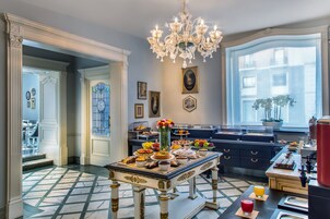 Daily continental breakfast (EUR 20 per person)