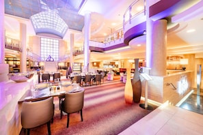 2 restaurants, breakfast served