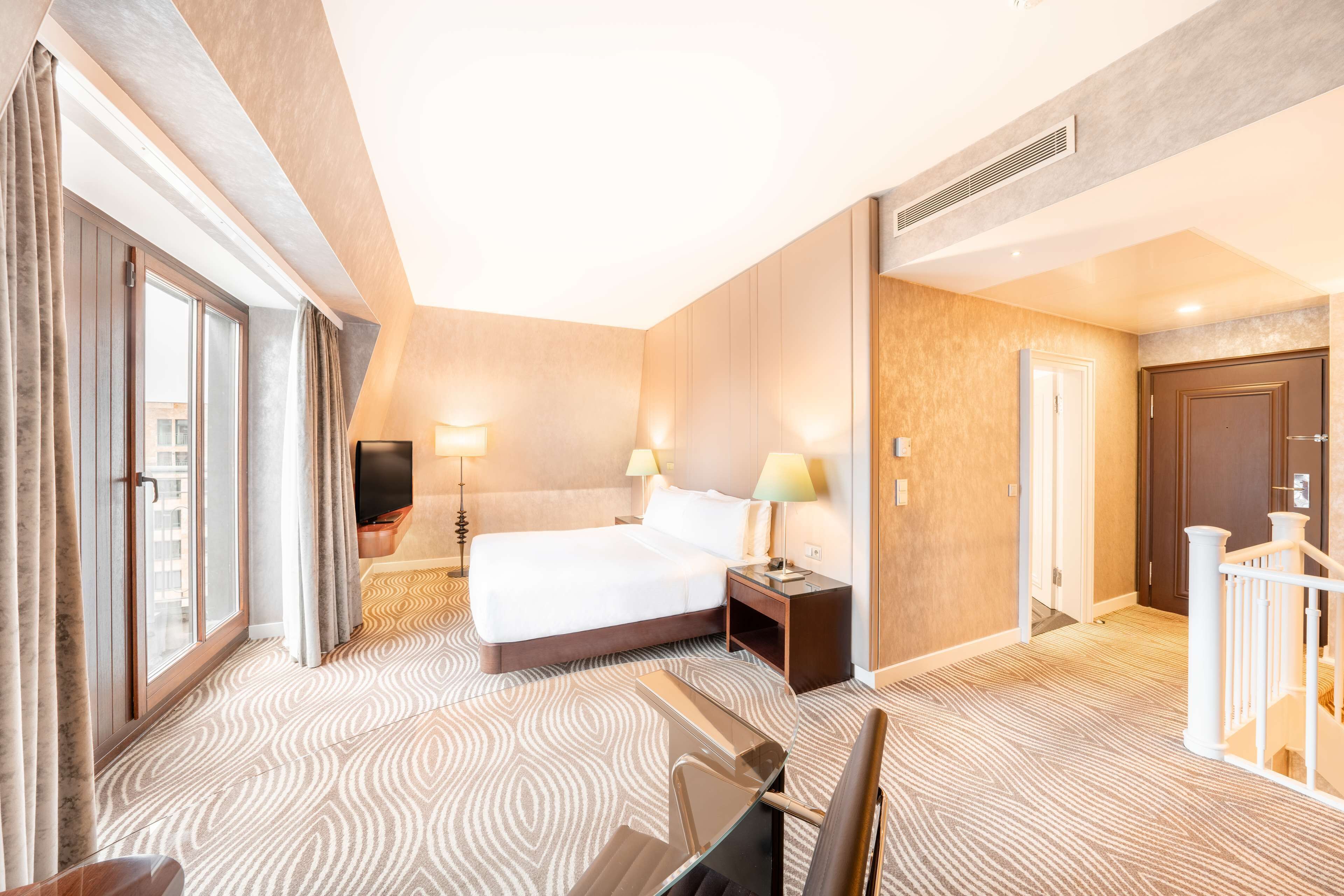 Duplex Suite, 1 King Bed (Dome View, Lounge Access) | Hochwertige Bettwaren, Pillowtop-Betten, Minibar, Zimmersafe