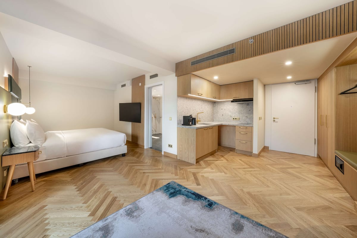 Studio Executive - 1 kingsize-säng | Sängtillbehör av högsta kvalitet, bäddmadrasser och minibar