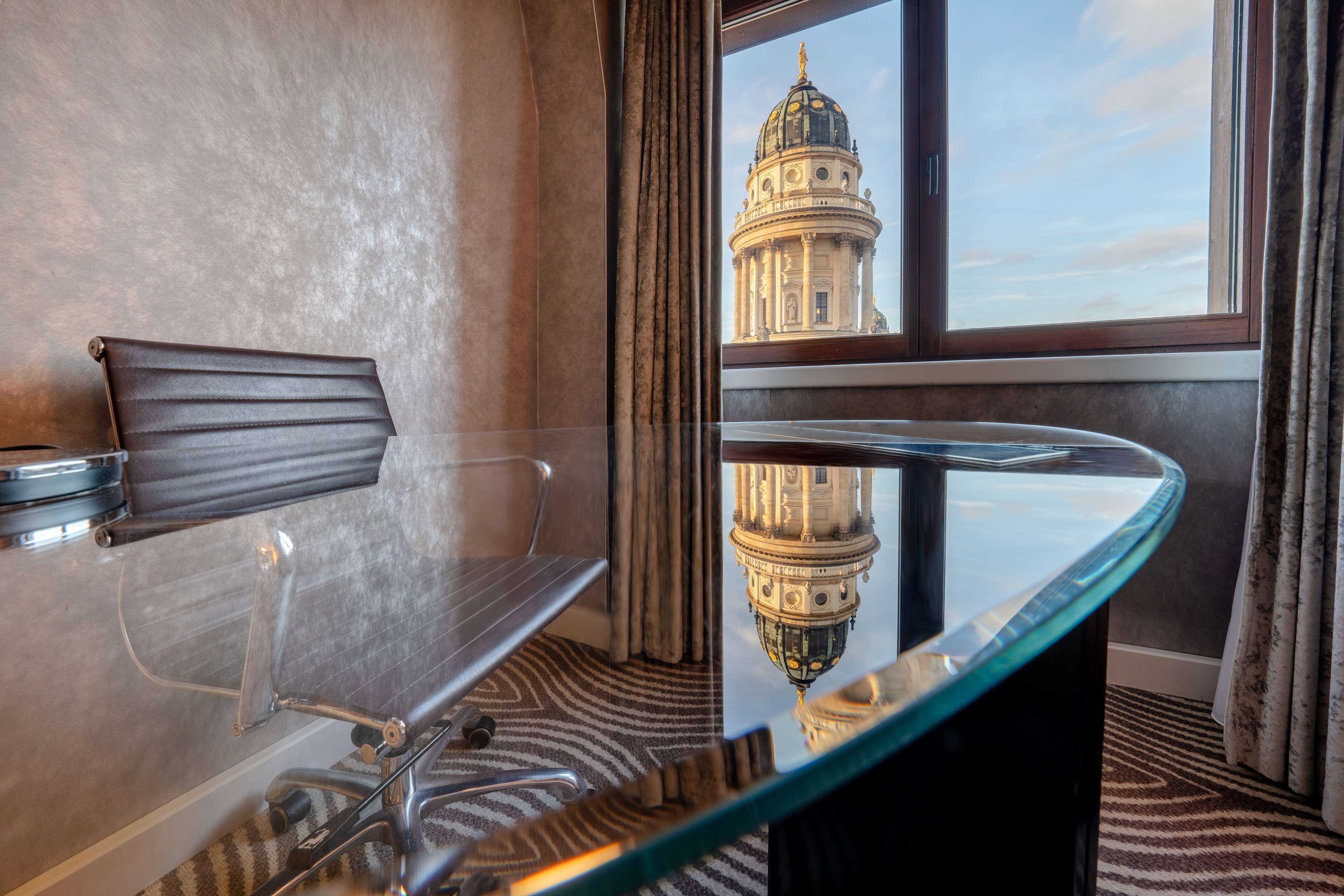 เครื่องนอนระดับพรีเมียม, เตียงพร้อมฟูกเสริมที่นอ  น, มินิบาร์