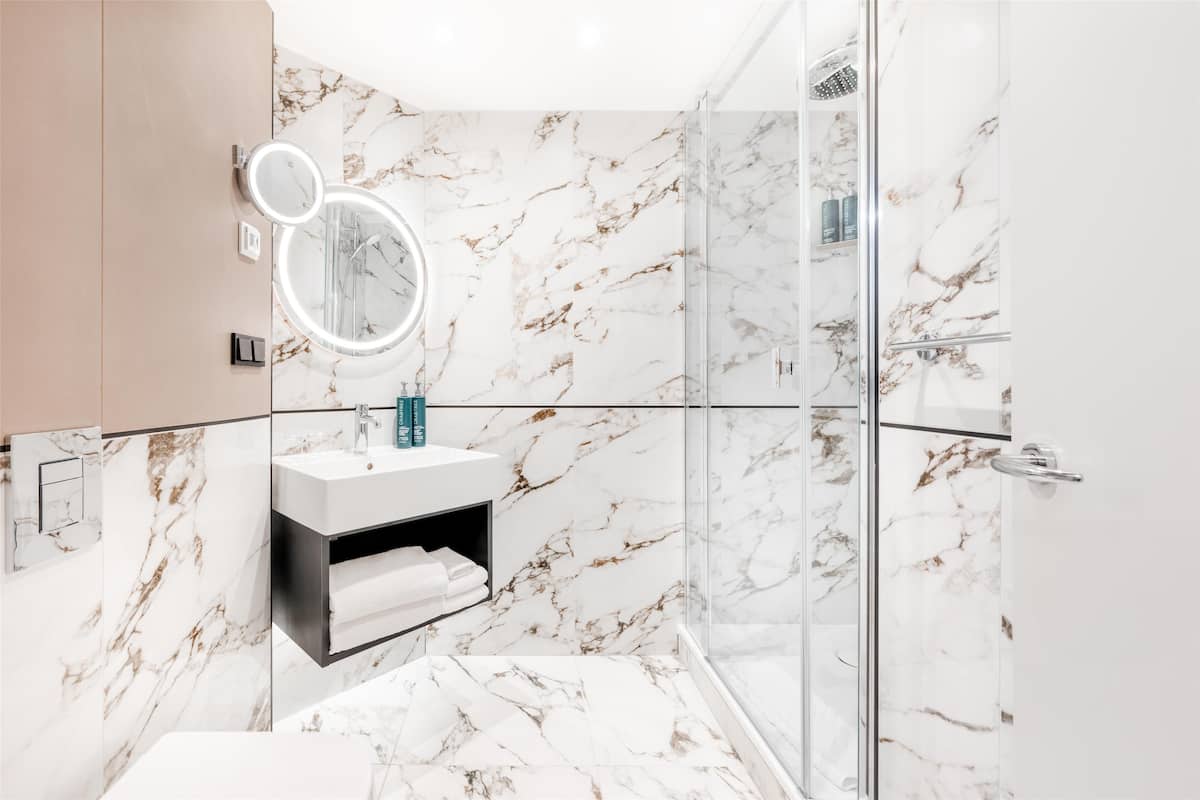 Habitación, 1 cama de matrimonio | Baño | Artículos de higiene personal de diseño, secador de pelo y albornoces