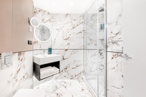Habitación, 1 cama de matrimonio | Baño | Artículos de higiene personal de diseño, secador de pelo y albornoces