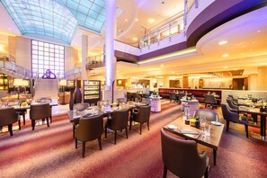 2 restaurants, breakfast served