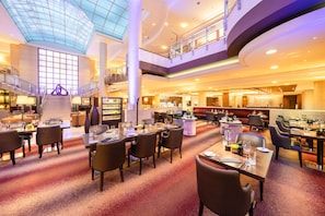 2 restaurants, breakfast served