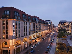 Un hotel su più piani con un evidente cartello 'Hilton', caratterizzato da uno stile architettonico classico con finestre ad arco e una cupola centrale.