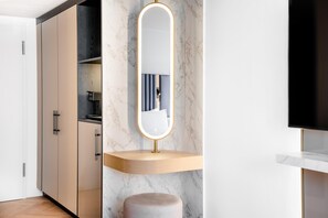 Sengetøy av topp kvalitet, senger med overmadrass og minibar