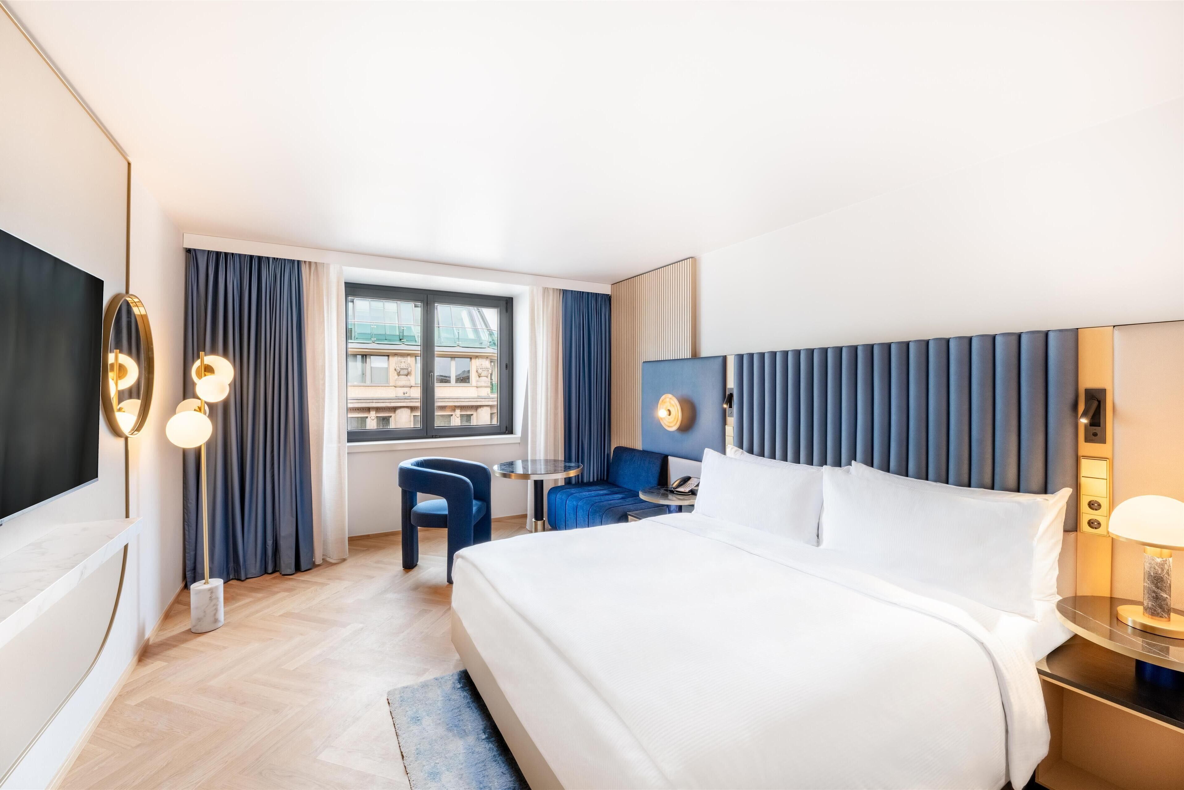 Luxe beddengoed, pillowtop-bedden, een minibar, een kluis op de kamer