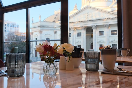 Se sirven desayunos, almuerzos y cenas. Hilton Berlin