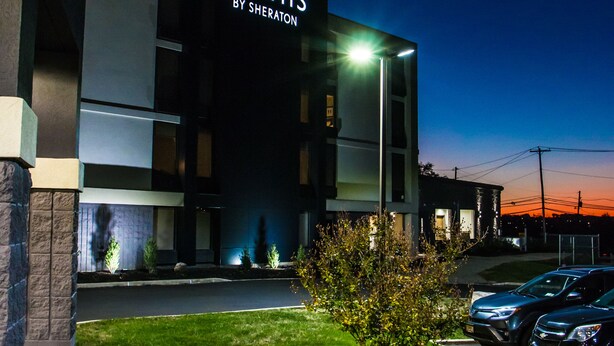 Un hôtel moderne, reconnaissable à son enseigne où l’on peut lire : « FOUR POINTS BY SHERATON ».
