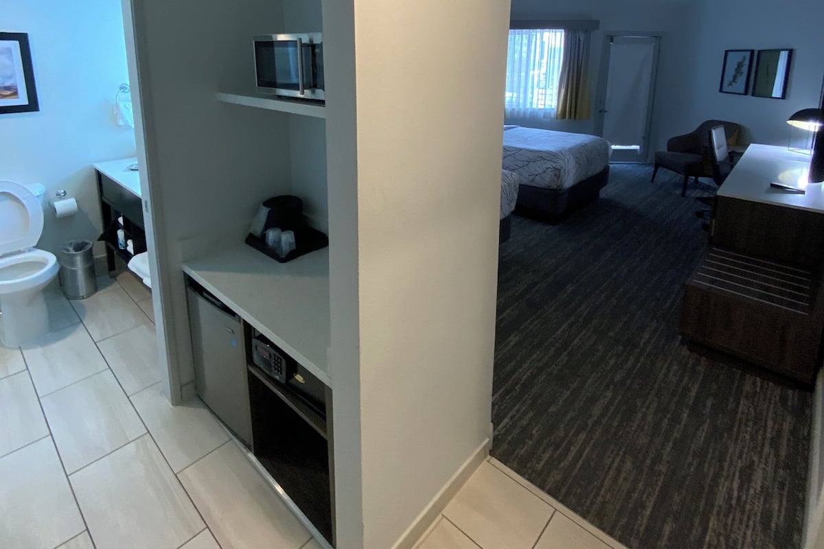 Habitación estándar, 2 camas Queen size, para no fumadores, balcón (Shower Only) | Ropa de cama de alta calidad y camas con pillow-top