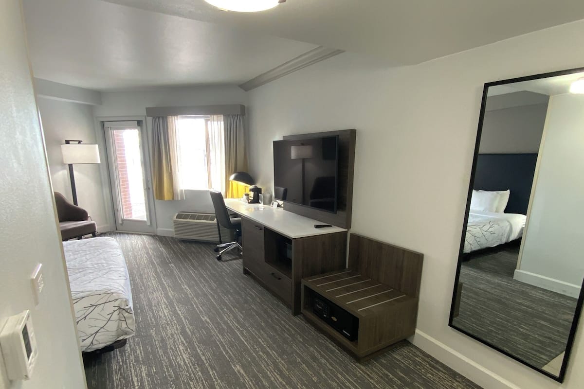 Habitación estándar, 1 cama King size, con acceso para personas discapacitadas, patio | Ropa de cama de alta calidad y camas con pillow-top