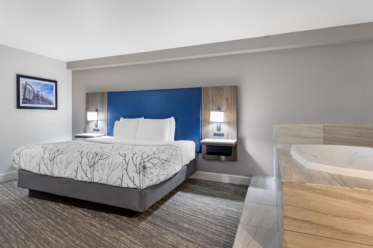 Suite, 1 King Bed, Non Smoking, Balcony | Premium bedding, pillowtop beds, in-room safe, desk