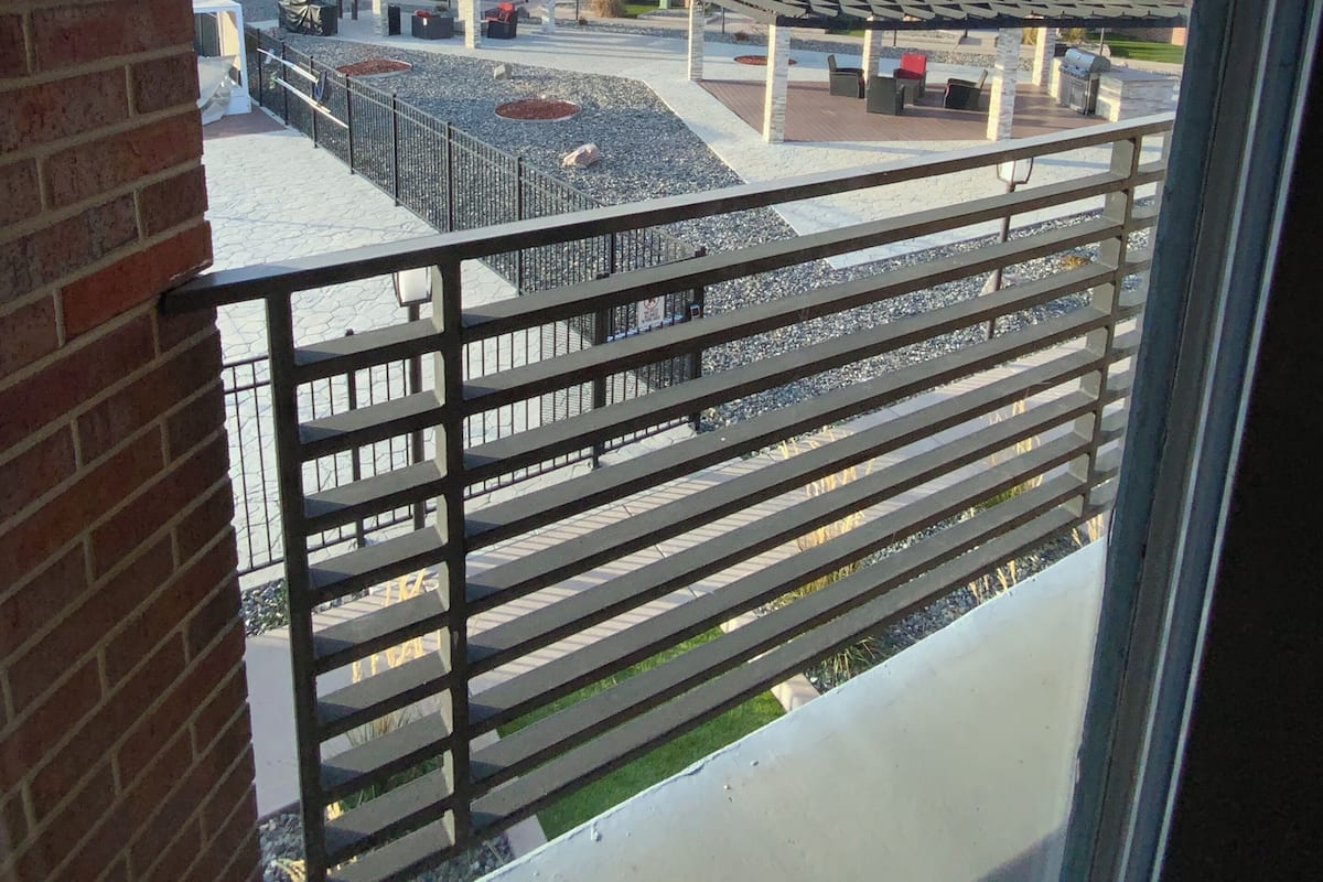 高档床上用品、加厚床垫、客房内保险箱、办公桌