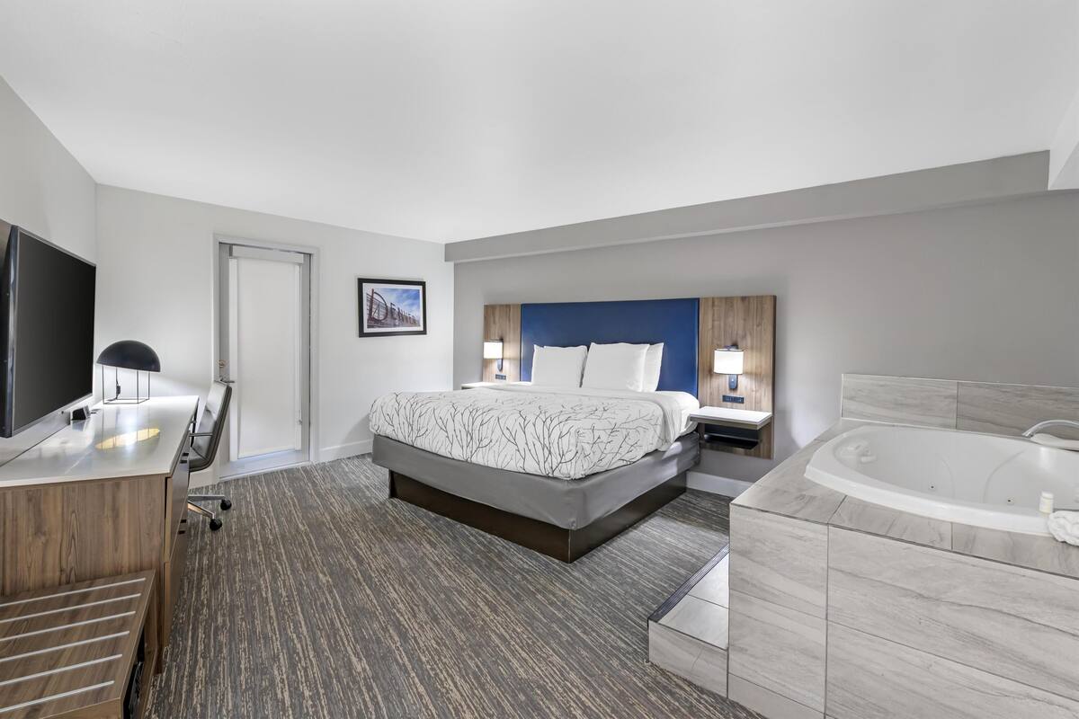 Suite, 1 King Bed, Non Smoking, Patio | Premium bedding, pillowtop beds, in-room safe, desk