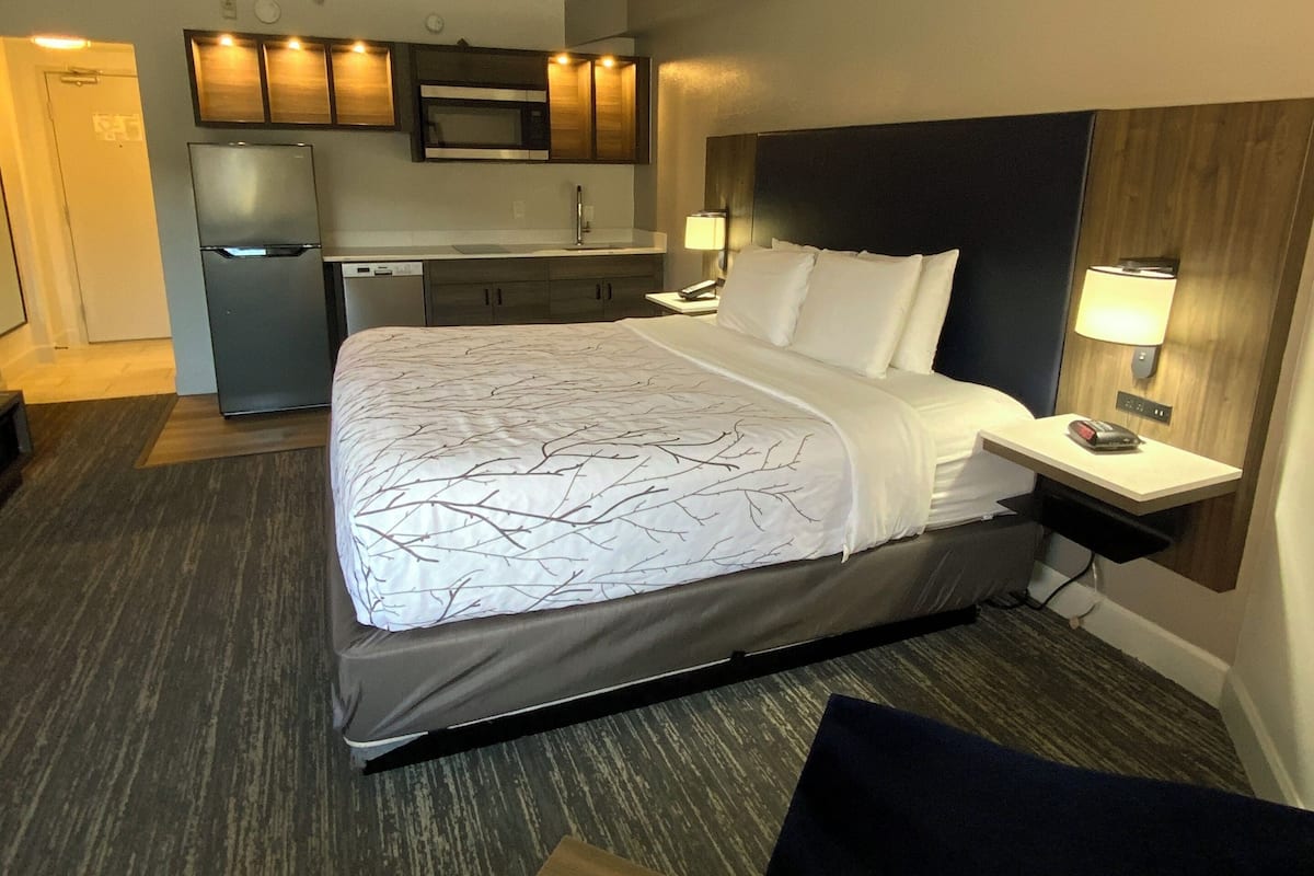 Habitación estándar, 1 cama King size, cocineta, vista a la alberca (Shower Only) | Ropa de cama de alta calidad y camas con pillow-top