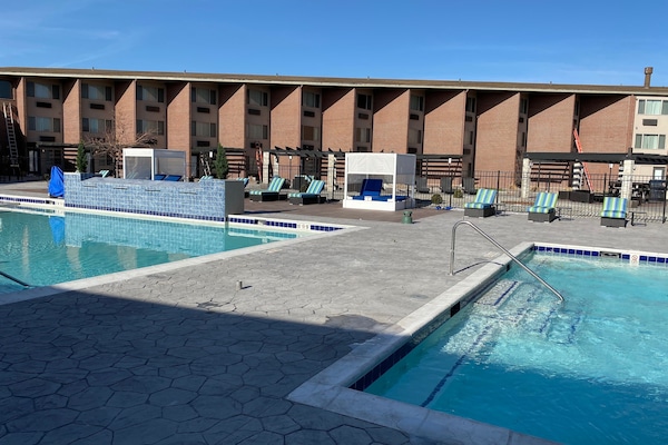 Una piscina al aire libre de temporada